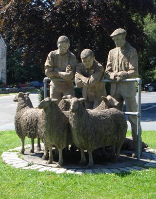 DSC07103+cropped+-+Sheep+sculpture+with+copper+beech+-+summer-320w
